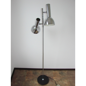 Lampa vintage z chromowanego metalu i czarną podstawą